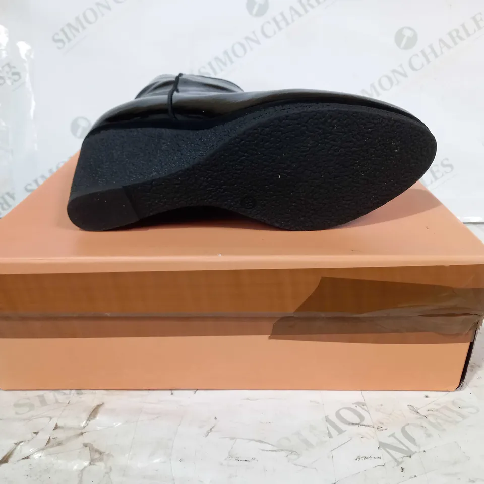 BOXED PAIR OF VANILLA MOON LATISHA BOOTS IN BLACK EU SIZE 39