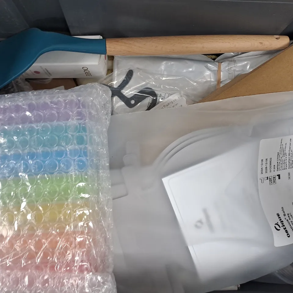 APPROXIMATELY 10 ASSORTED HOUSEHOLD ITEMS TO INCLUDE JUMBO DESKTOP CALCULATOR, ETC 