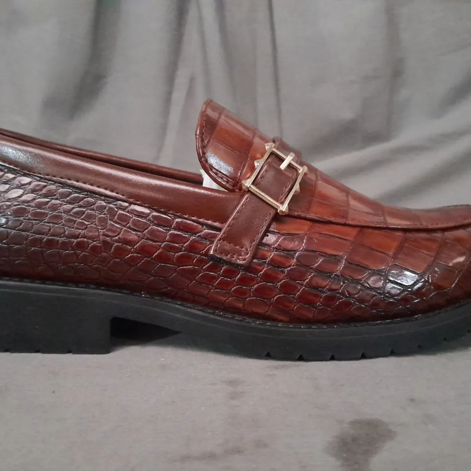 BOXED PAIR OF DESIGNER LOAFERS IN BROWN CROC ASIAN SIZES 255