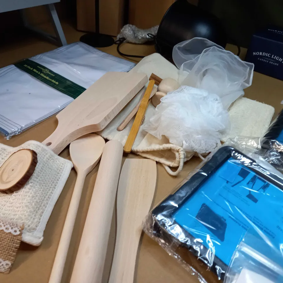 LARGE BOX OF APPROXIMATELY 10 ASSORTED HOUSEHOLD ITEMS TO INCLUDE: TABLET CASES, HOME DECOR ITEMS, SLING