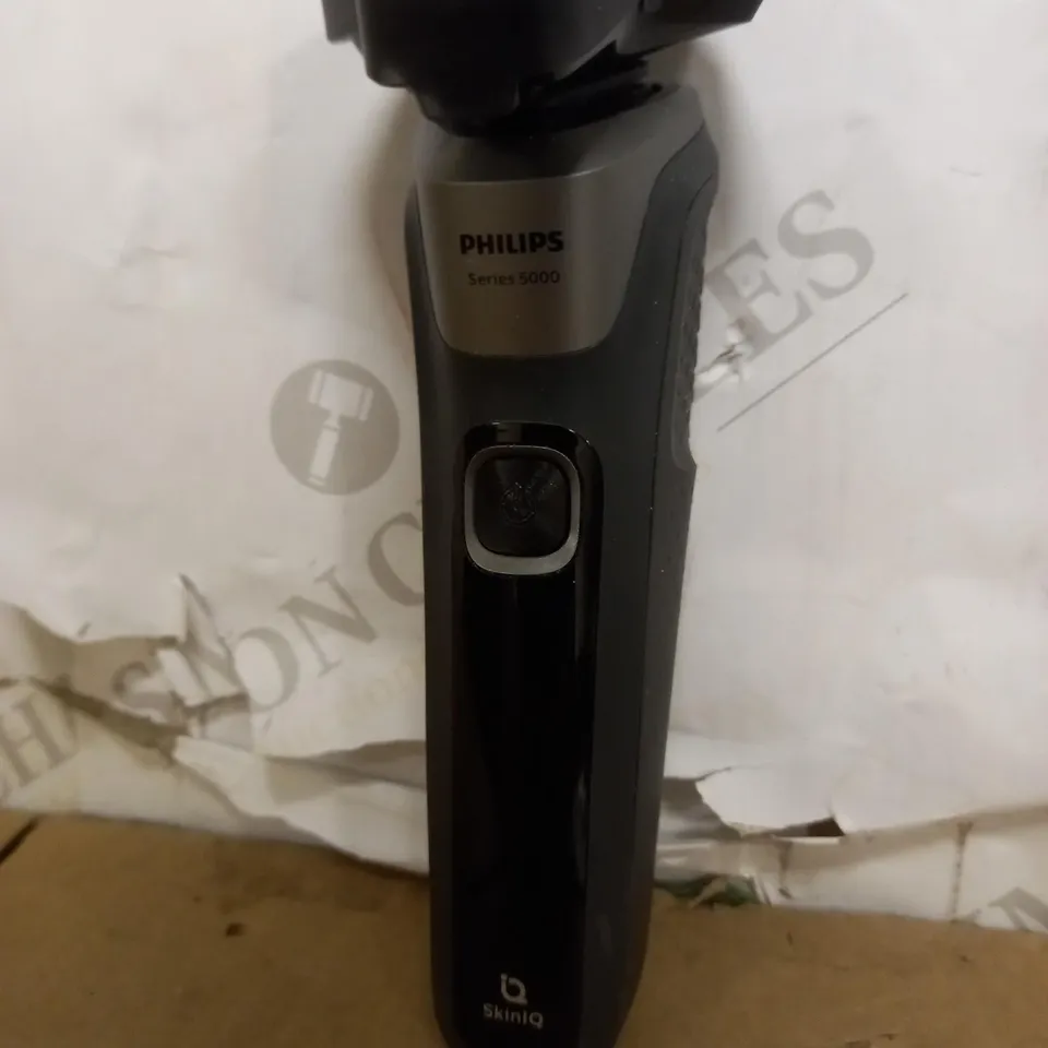 PHILIPS S5587/10 SERIES 5000 WET & DRY MEN’S ELECTRIC SHAVER WITH TRAVEL POUCH, CARBON GREY