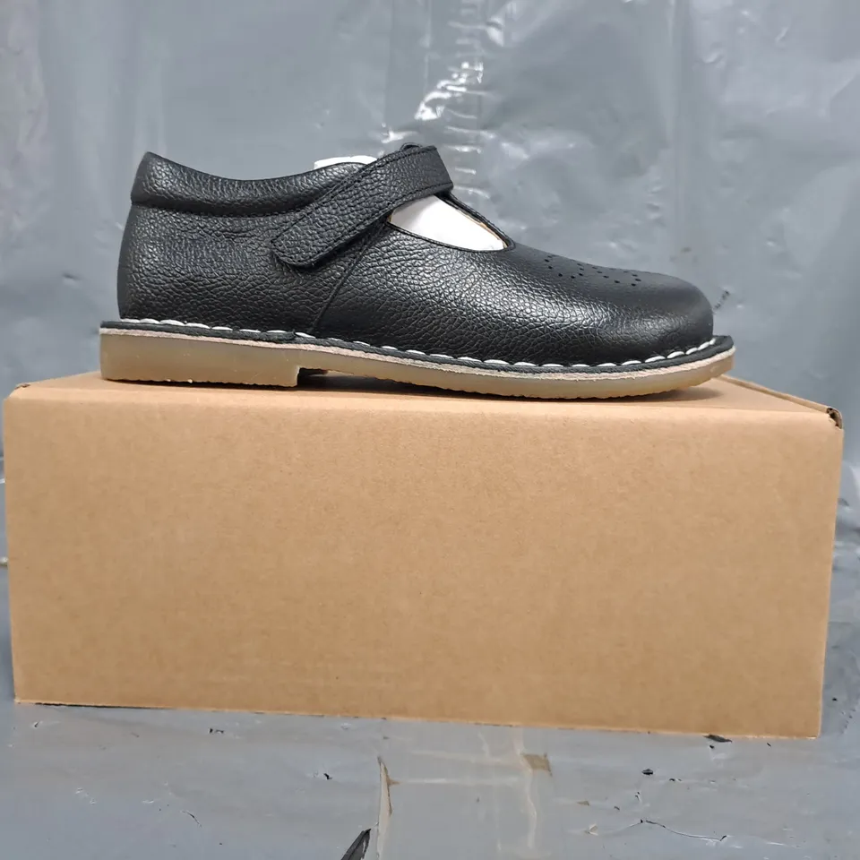 BOXED PAIR OF MINI BODEN KIDS SHOES IN BLACK SIZE EU 30