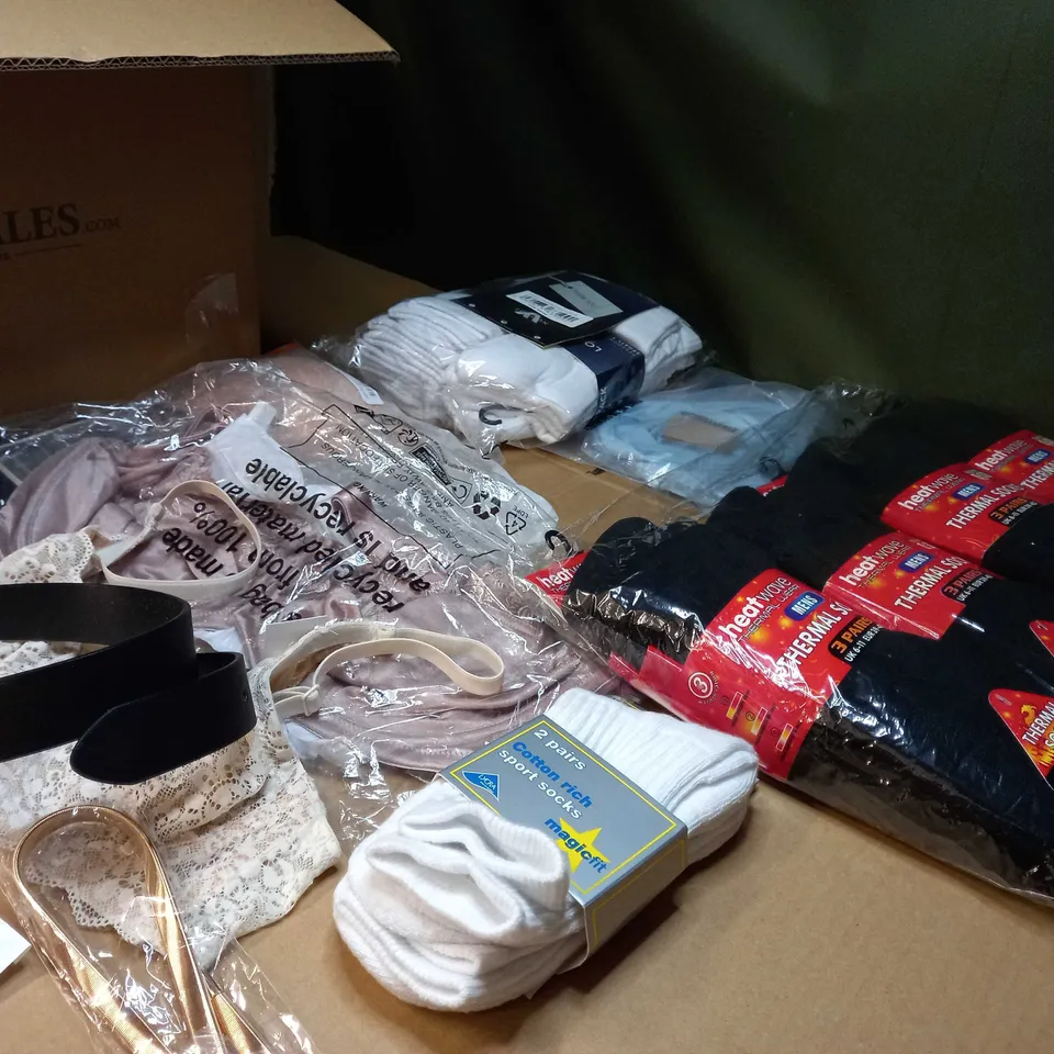 LOT OF APPROX. 15 ASSORTED CLOTHING ACCESSORIES  IN VARYING SIZES/COLOURS/STYLES TO INCLUDE: THERMAL SOCKS, BRA'S, BELTS