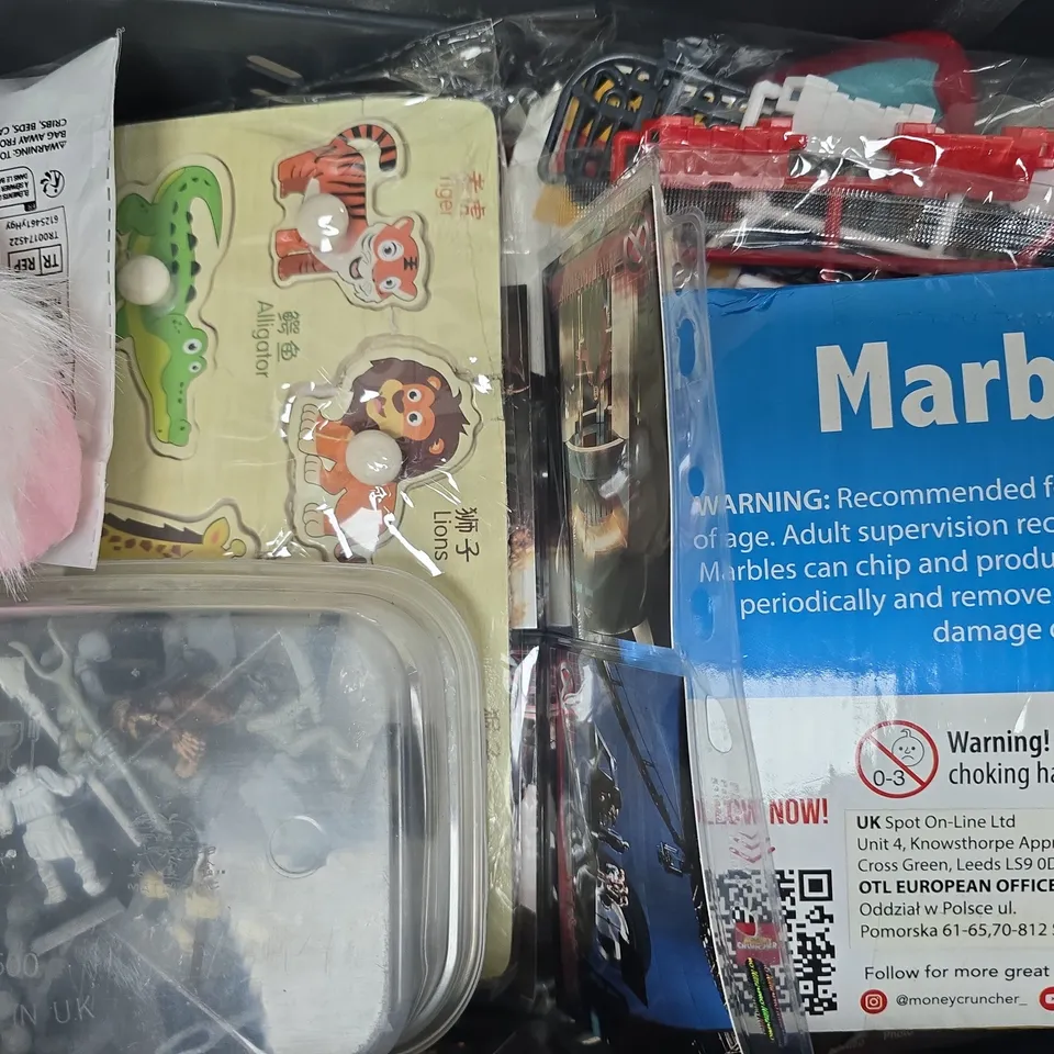 APPROXIMATELY 10 ASSORTED TOYS AND GAMES TO INCLUDE BUDKINS, STORYTELLER TACTICS, WATER GAME, ETC