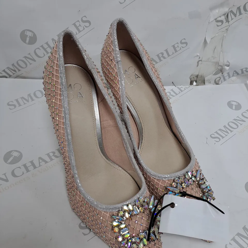 PAIR OF MODA IN PELLE KYLIEE COURT SHOES ROSE GOLD SIZE 7