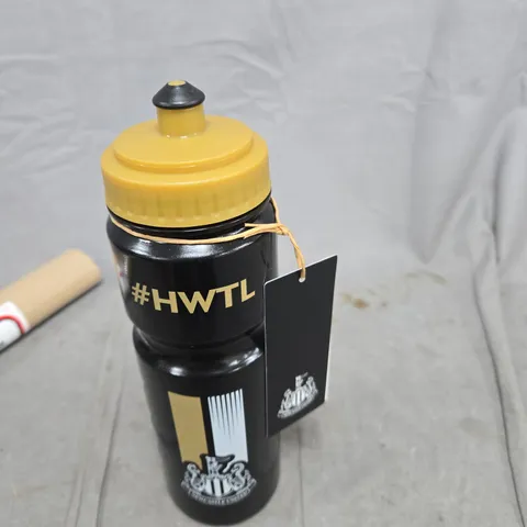 BOX OF APPROXIMATELY 15 ASSORTED ITEMS TO INCLUDE: NEWCASTLE BOTTLE AND BROWN WRAPPING PAPER