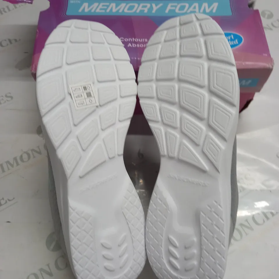 BOXED PAIR OF SKECHERS MEMORY FOAM DYNAMIGHT2 TRAINERS IN GREY - 8 