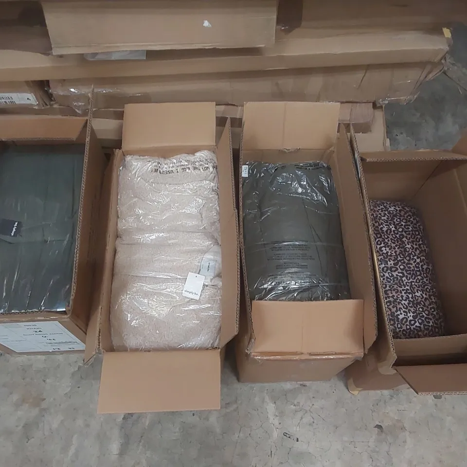 PALLET CONTAINING APPROXIMATELY 130x BRAND NEW ASSORTED DESIGNER CLOTHING ITEMS INCLUDING: SIMPLY BE AND JD WILLIAMS COATS ECT
