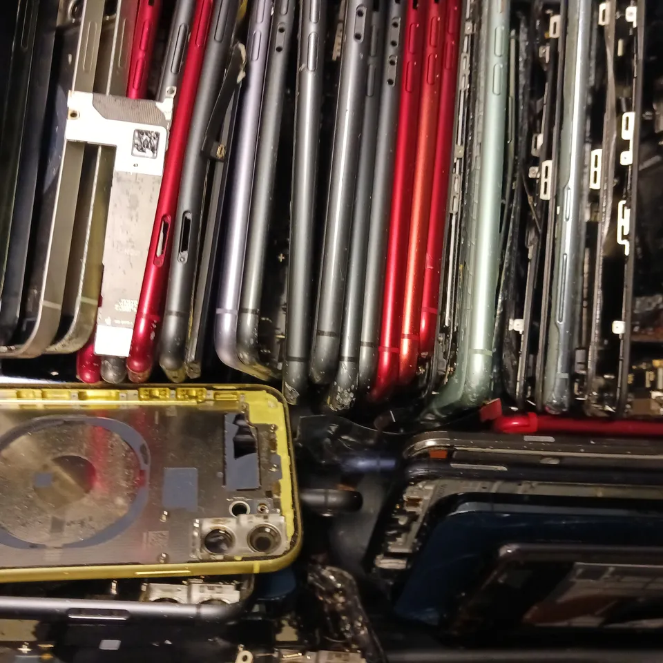 APPROXIMATELY 30 ASSORTED DAMAGED MOBILE PHONE CASES, COVERS, COMPONENTS, AND SCREENS FOR VARIOUS MODELS - COLLECTION ONLY