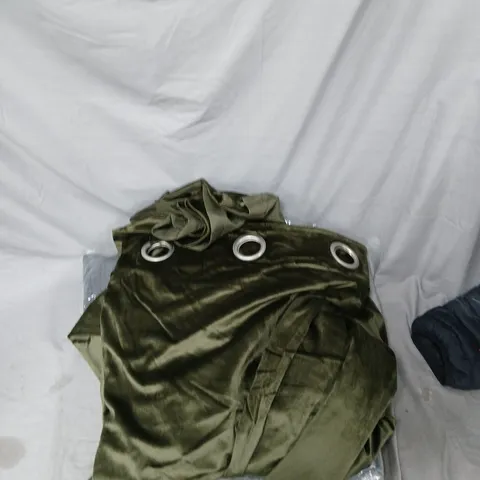 BOX OF APPROXIMATELY 6 ASSORTED HOUSEHOLD ITEMS TO INCLUDE: GREEN EYELET CURTAINS AND BATHROOM MAT