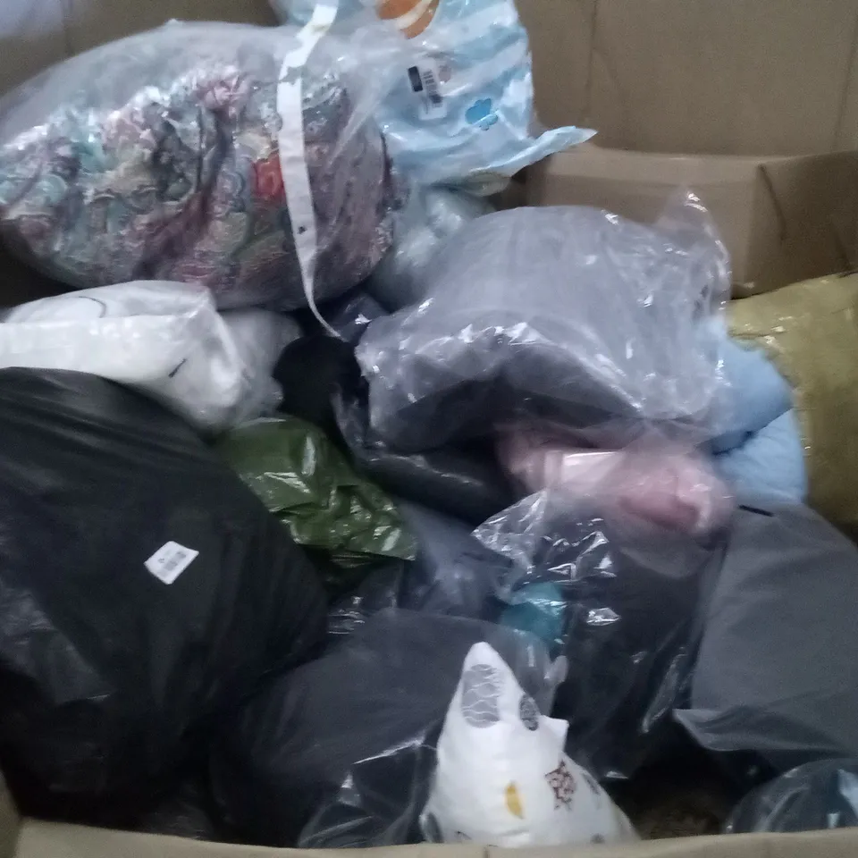 PALLET OF ASSORTED ITEMS INCLUDING SLEEPING BAG, ORTHOPEDIC DONUT CUSHION, ELVIROS MEMORY FOAM CERVICAL PILLOW, KOALA BABY CARE PILLOW, FOOT REST