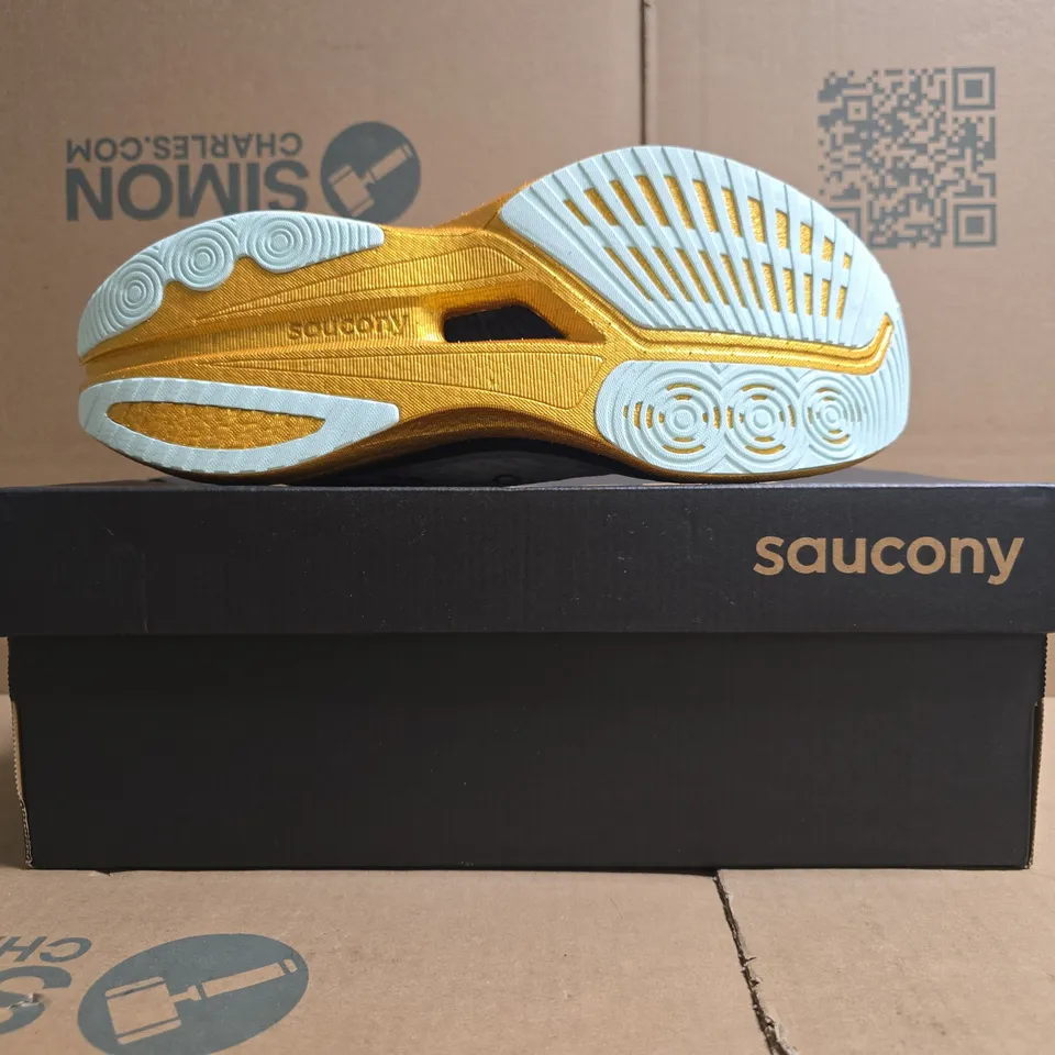 BOXED PAIR OF SAUCONY ENDORPHIN SPEED 5 TRAINERS IN WHITE/FLEUR BLANC SIZE UK 10