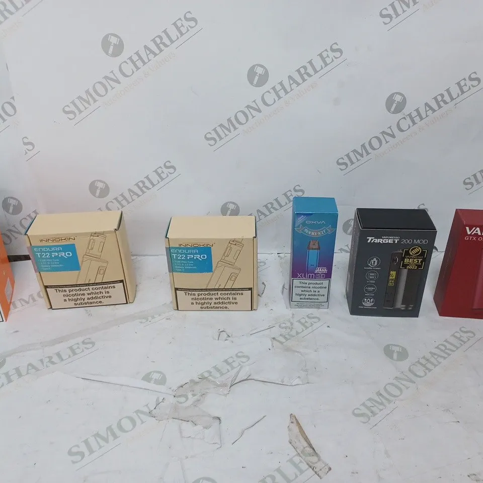 LOT OF APPROXIMATELY 10 BOXED E-CIGARETTES TO INCLUDE VOOPOO POD KIT, VOOPOO VINCI Q, AND INNOKIN ENDURA T22 PRO ETC. 