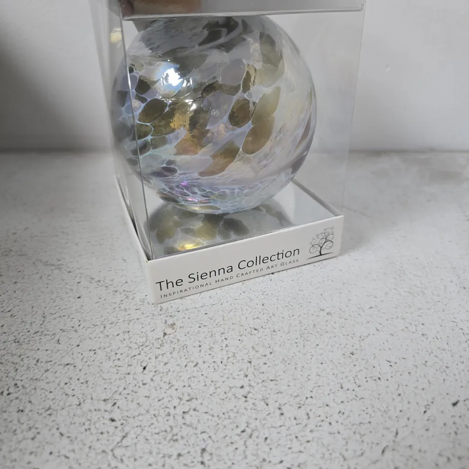 THE SIENNA COLLECTION HAND-CRAFTED ART GLASS ORNAMENT – SILVER WEDDING