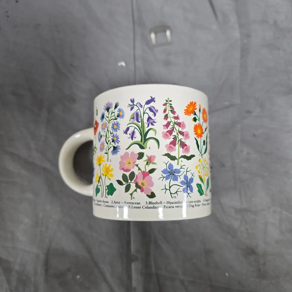 TOTE OF APPROXIMATELY 8 ASSORTED ITEMS TO INCLUDE: TEA ADDICT MUG AND FLORAL MUG