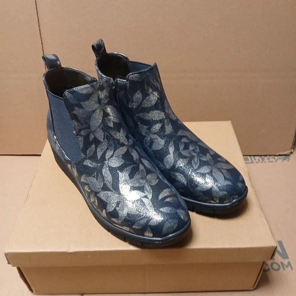 JO & JOE ALMOND NAVY LEAF-PATTERNED ANKLE BOOTS – UK SIZE 5