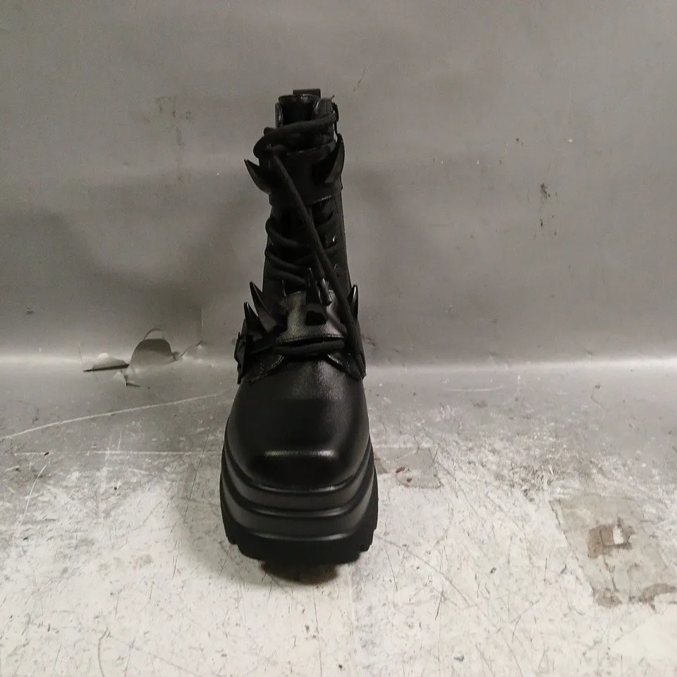 BOXED PAIR OF KOI SANTOKU TRIDENT SPIKE PLATFORM BOOTS IN BLACK SIZE UK 3