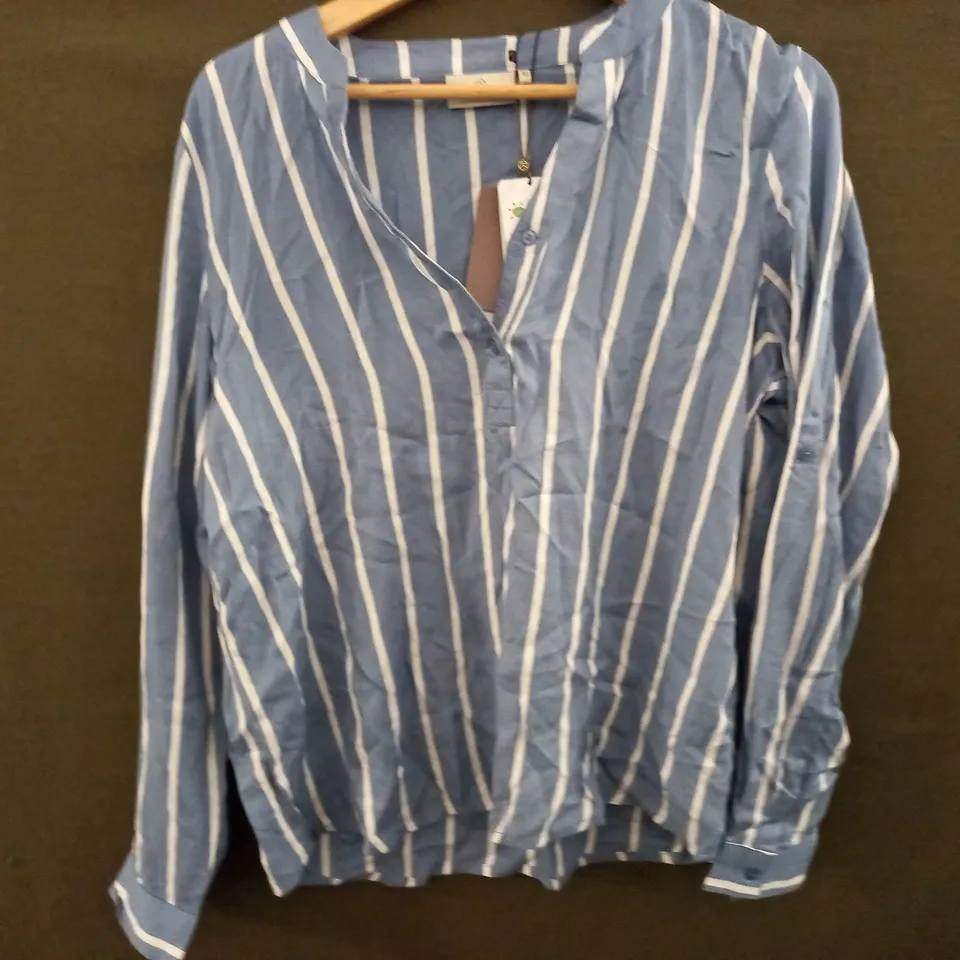 KAFFE KASTRIDY BLOUSE IN WHITE STRIPES IN BLUE - SIZE 40