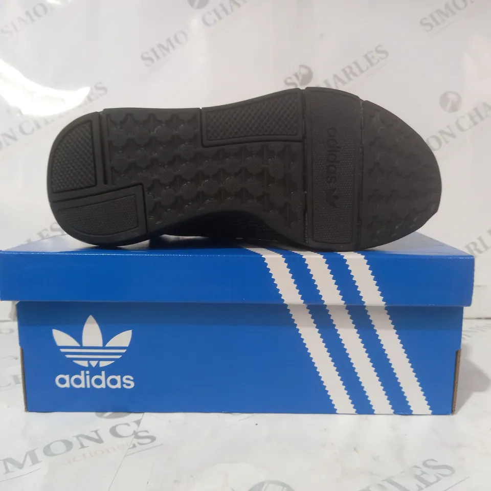 BOXED PAIR OF ADIDAS SWIFT RUN 22 J SHOES IN GREY/BLACK UK SIZE 3.5