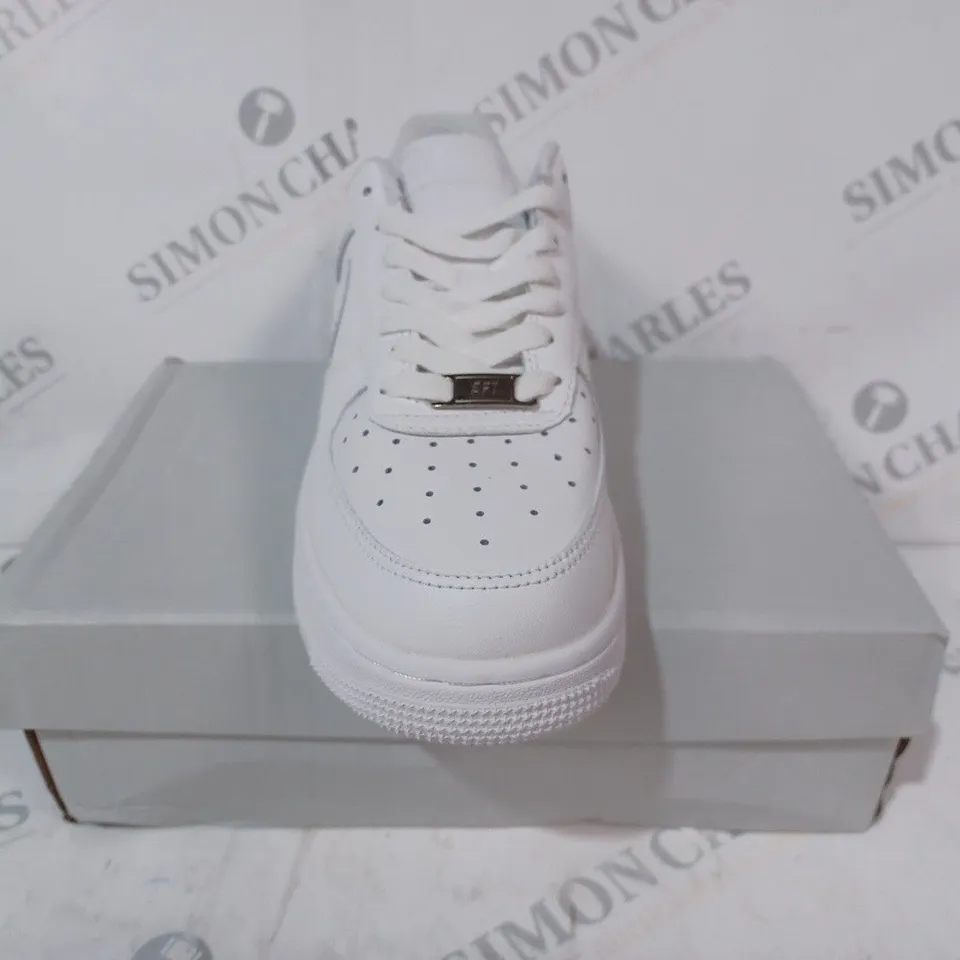 BOXED PAIR OF NIKE AIR FORCE 1 '07 SHOES IN WHITE UK SIZE 4.5