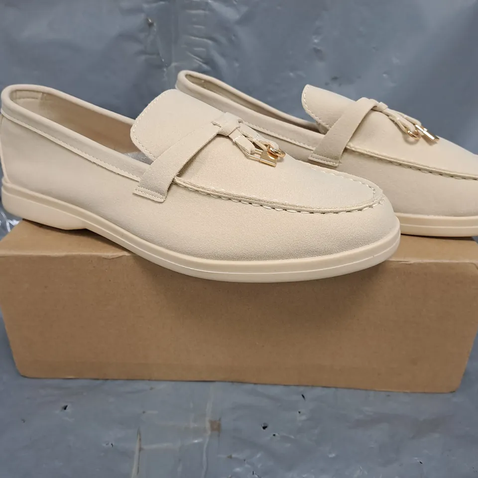 BOXED PAIR OF UNBRANDED LOAFERS IN LIGHT BEIGE SIZE EU 39
