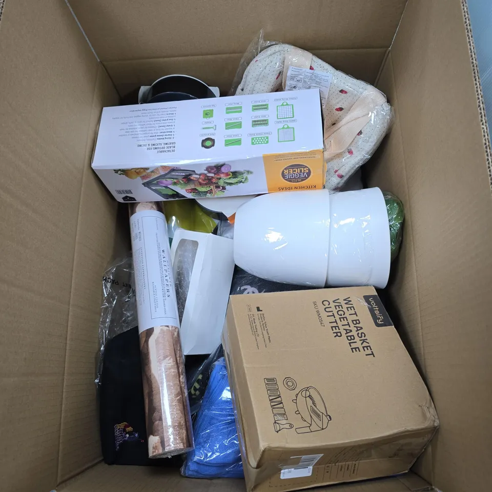 BOX OF APPROXIMATELY 20 ASSORTED HOUSEHOLD ITEMS TO INCLUDE WALLPAPER, VEGGIE SLICER, BLUE BATHROOM TOWEL SET, BLACK CLOTH TAPE, WINNIE AND EEYORE BAG ETC