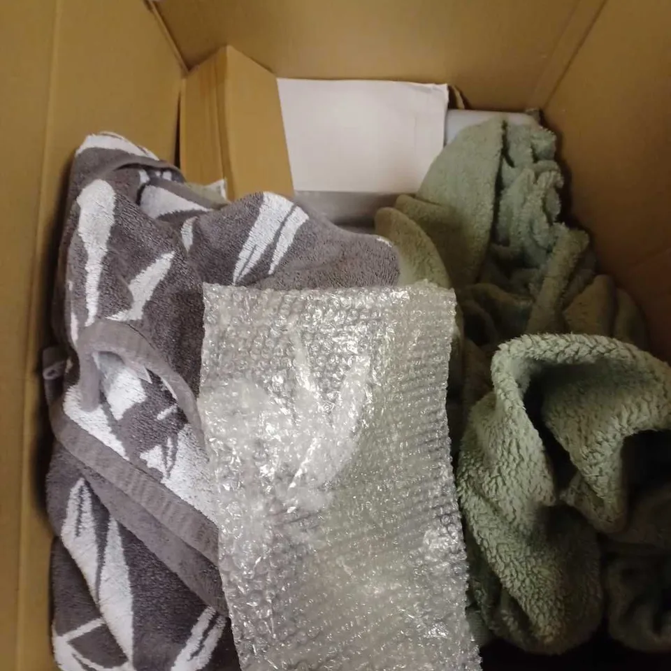 LARGE BOX OF APPROXIMATELY 10 ASSORTED HOUSEHOLD ITEMS TO INCLUDE - TOWEL - BLANKET THROW - AEROWIPER BLADES - ETC