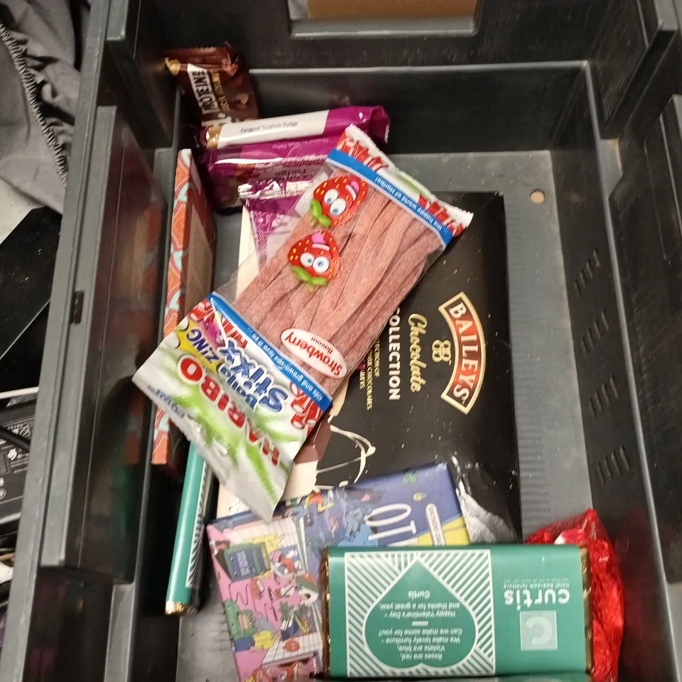 APPROXIMATELY 20 ASSORTED FOOD AND DRINK ITEMS TO INCLUDE - LIQOURICE ALLSORTS, HARIBO SPAGHETTI AND TONY'S CHOCOLONELY CHOCOLATE BAR