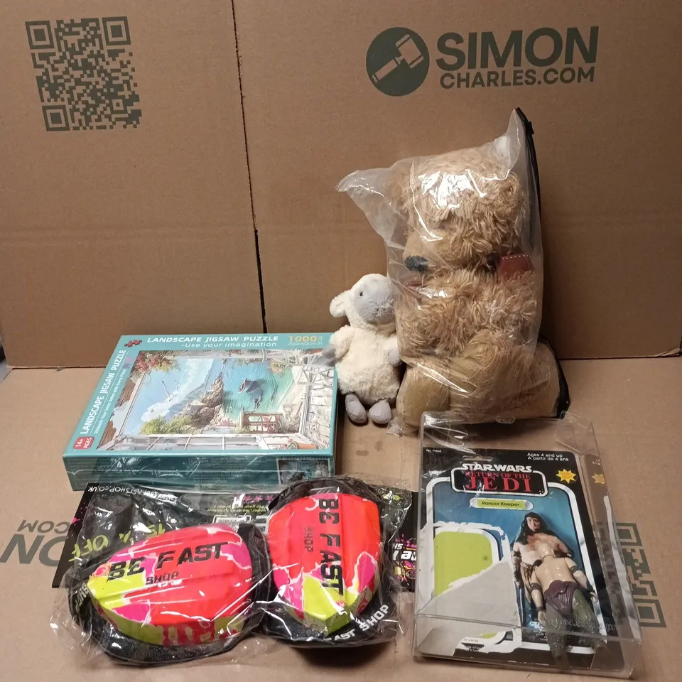 BOX OF APPROXIMATELY 10 ASSORTED TOYS/GAMES TO INCLUDE 1000 PIECE PUZZLE, STAR WARS RANCOR KEEPER, KNEE SLIDERS, SOFT TOYS ETC