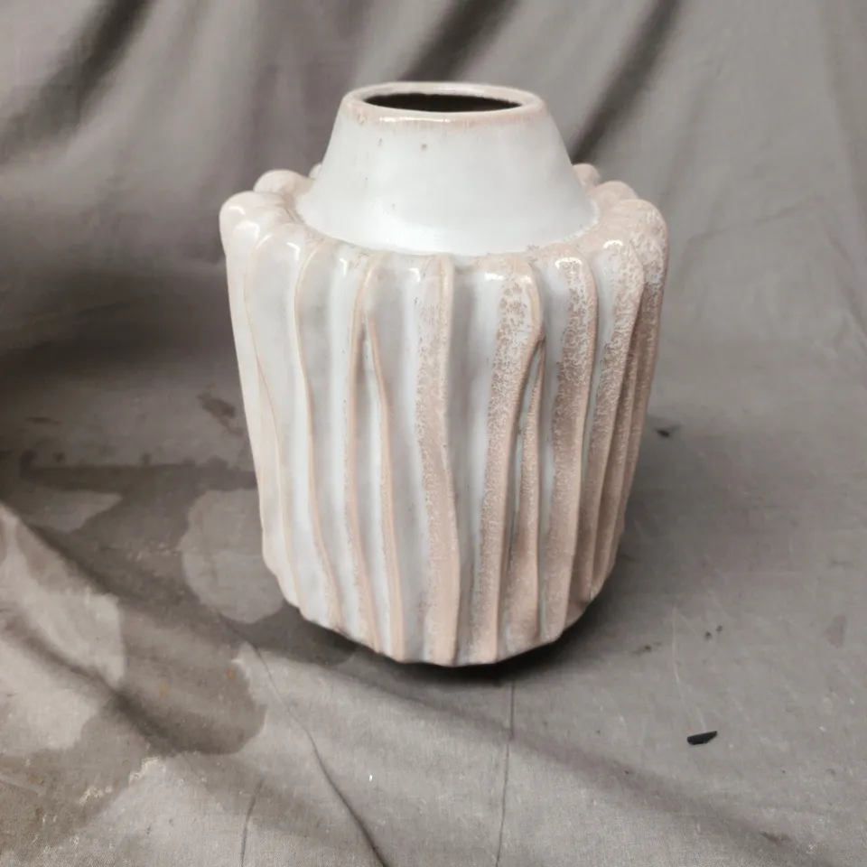 OTTERSBROOK 23CM WHITE WASHED RIDGE DESIGN VASE