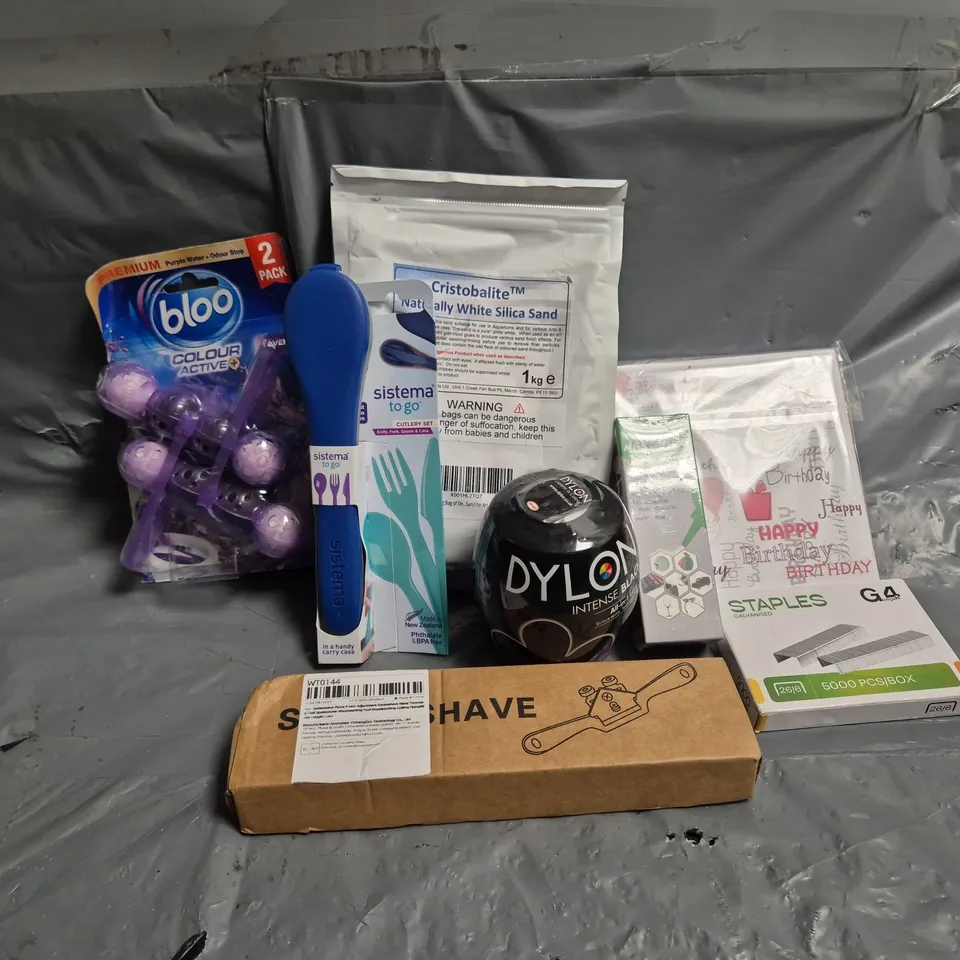 APPROXIMATELY 16 ASSORTED HOUSEHOLD ITEMS TO INCLUDE DYLON INTENSE BLACK FABRIC DYE, NATURALLY WHITE SILICA SAND, UNIVERSAL SUPER GLUE, ETC