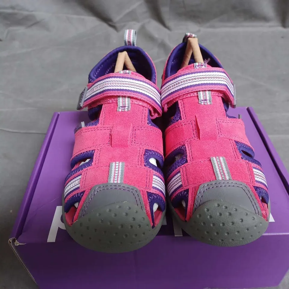 BOXED PAIR OF PEDIPED KIDS SAHARA BARE FEET TRAINERS IN FUSCHIA/LAVENDER - 29 EU