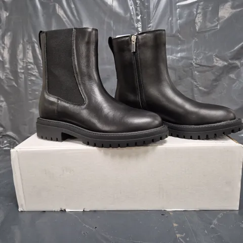 BOXED PAIR OF BEN DE LISI FLO CHUNKY CHELSEA BOOTS IN BLACK SIZE 6