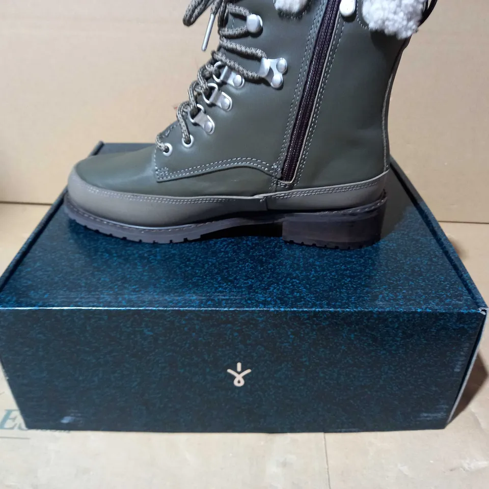 BOXED PAUR OF EMU OKAB FAUX LEATHER BOOTS IN DARK OLIVE UK SIZE 5
