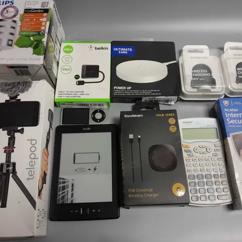 LOT OF 11 ASSORTED TECH ITEMS TO INCLUDE SAMSUNG GEAR SPORT WIRELESS CHARGING DOCKS, PHILIPS GARDEN LIGHT AND SANDSTROM WIRELESS CHARGER