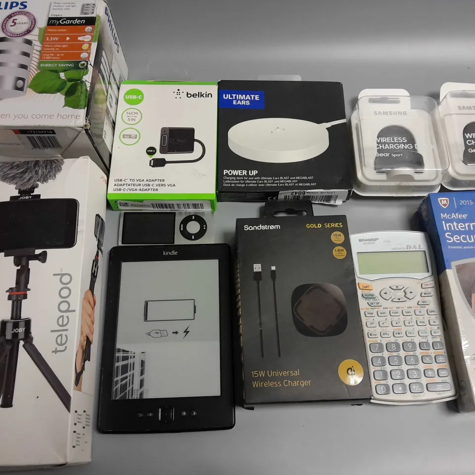 LOT OF 11 ASSORTED TECH ITEMS TO INCLUDE SAMSUNG GEAR SPORT WIRELESS CHARGING DOCKS, PHILIPS GARDEN LIGHT AND SANDSTROM WIRELESS CHARGER