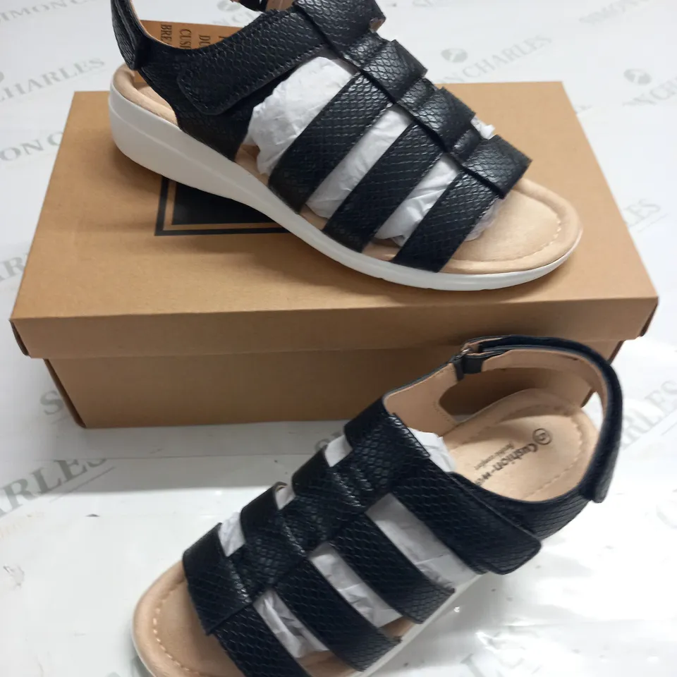 BOXED PAIR OF CUSHION WALK ONE TOUCH CLOSE SANDALS IN BLACK - SIZE 5