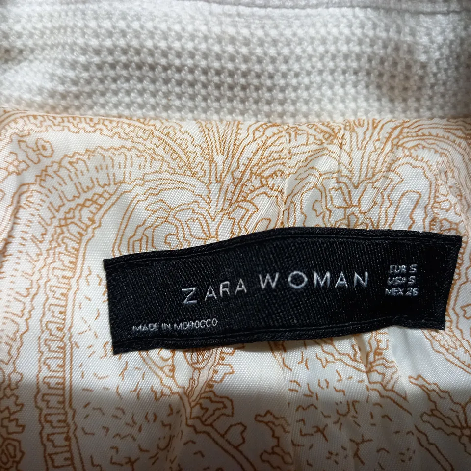 ZARA WOMAN WHITE WITH DETAILED BUTTON BLAZER - SIZE EU S