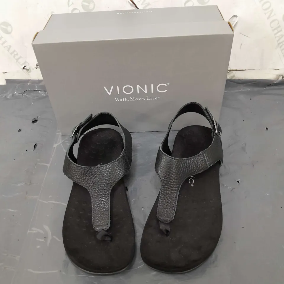 BOXED PAIR OF VIONIC BLACK SANDALS IN SIZE 6