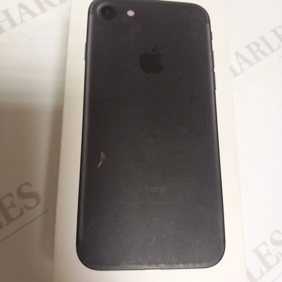 BOXED APPLE IPHONE 7 MOBILE PHONE