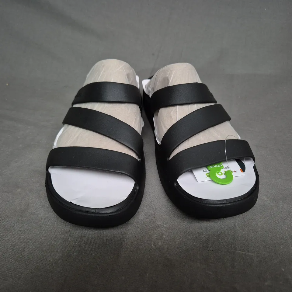 PAIR OF GETAWAY STRAPPY CROCS - UK SIZE 7