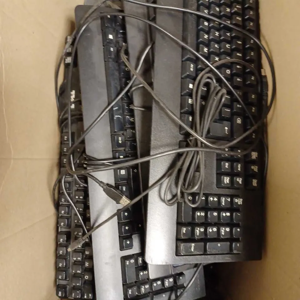 LOT OF APPROXIMATELY 10 ASSORTED USB WIRED KEYBOARDS IN ASSORTED BRANDS TO INCLUDE DELL & LENOVO 