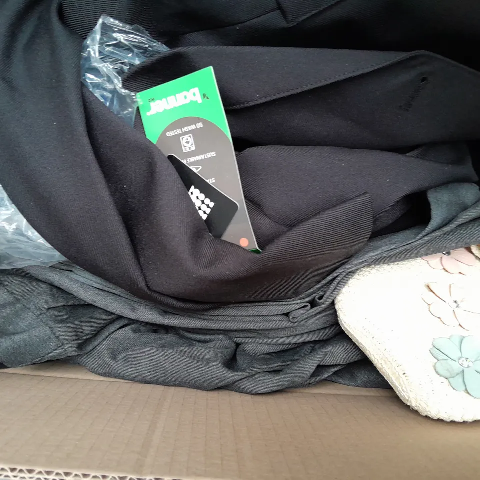 BOX OF APPROX 12 ASSORTED KIDS CLOTHING ITEMS TO INCLUDE - BAG , TROUSERS , SWADDLE ETC