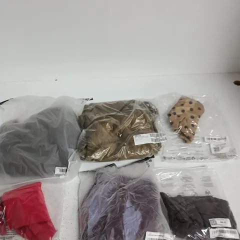 BOX OF APPROXIMATELY 15 ASSORTED CLOTHING ITEMS IN VARIOUS COLOURS, STYLES AND SIZES