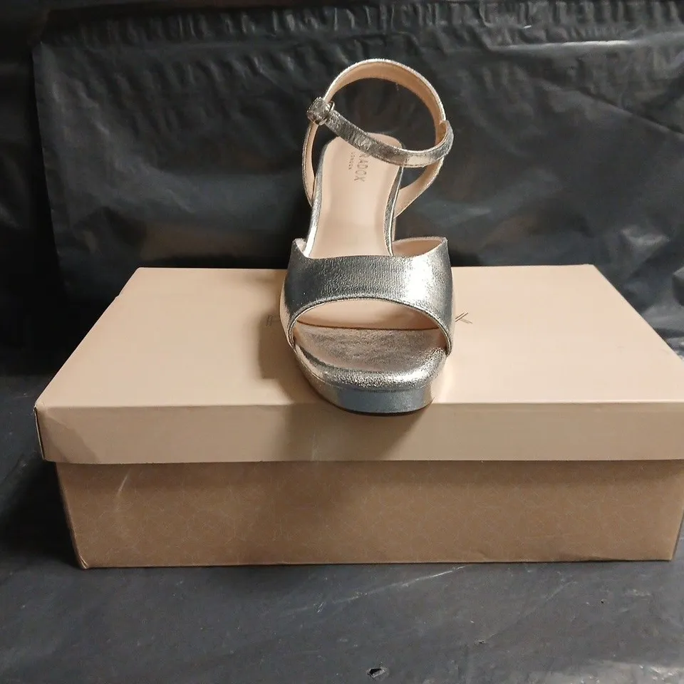 BOXED PAIR OF PARADOX LONDON PEEP TOE BLOCK HEEL SANDALS IN SILVER SIZE EU 39