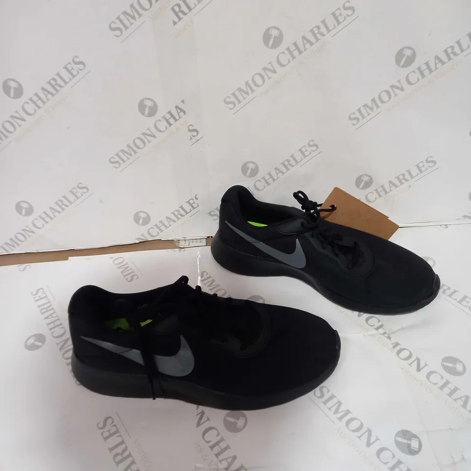 UNBOXED PAIR OF NIKE BLACK TRAINERS SIZE UK 9 