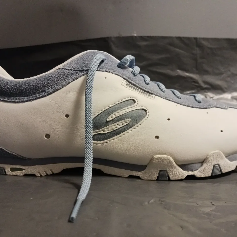 BOXED PAIR OF SKECHERS SHOES IN WHITE/BLUE SIZE UK 8