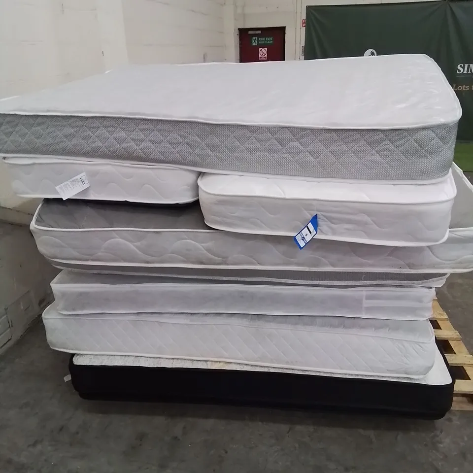 A PALLET OF VARIOUS SIZED MATTRESSES 