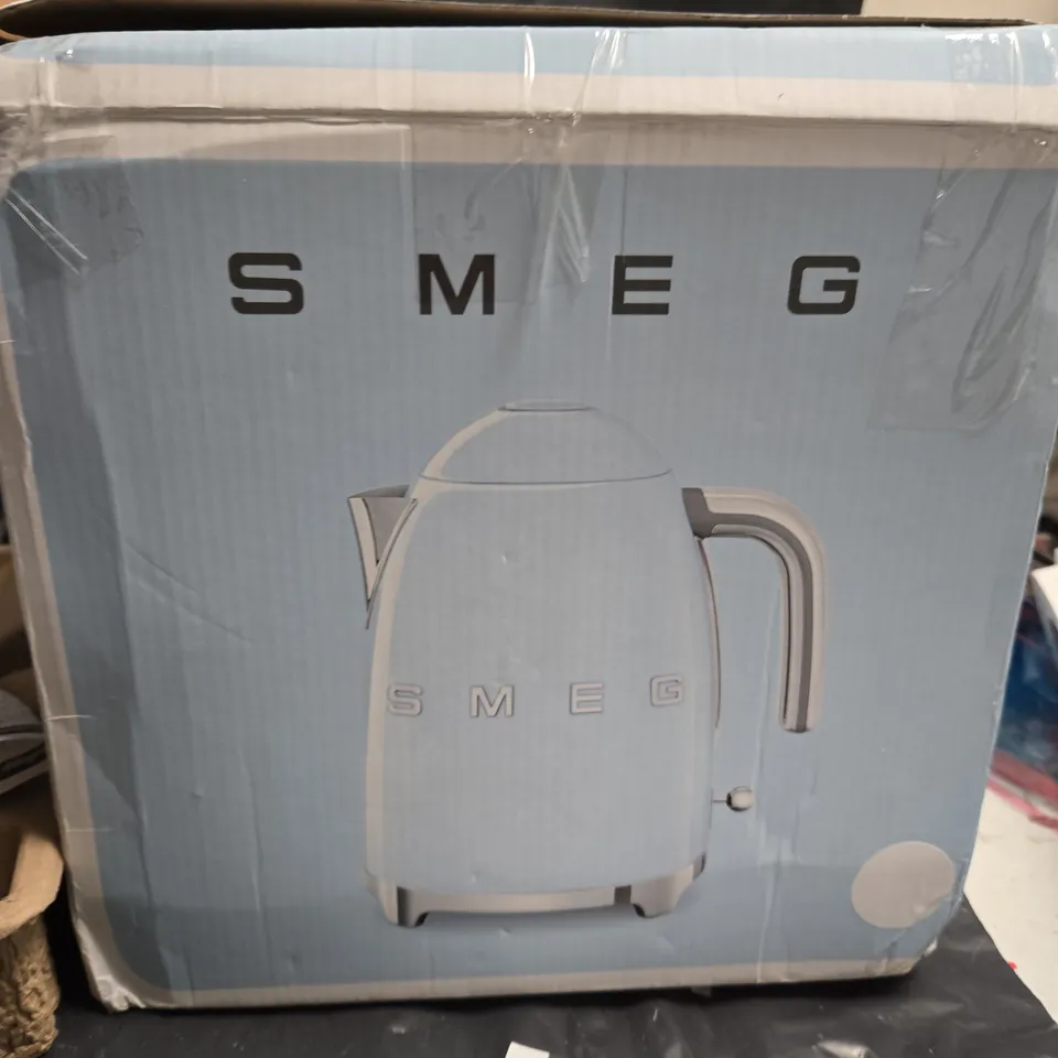 SMEG ELECTRIC KETTLE – WHITE