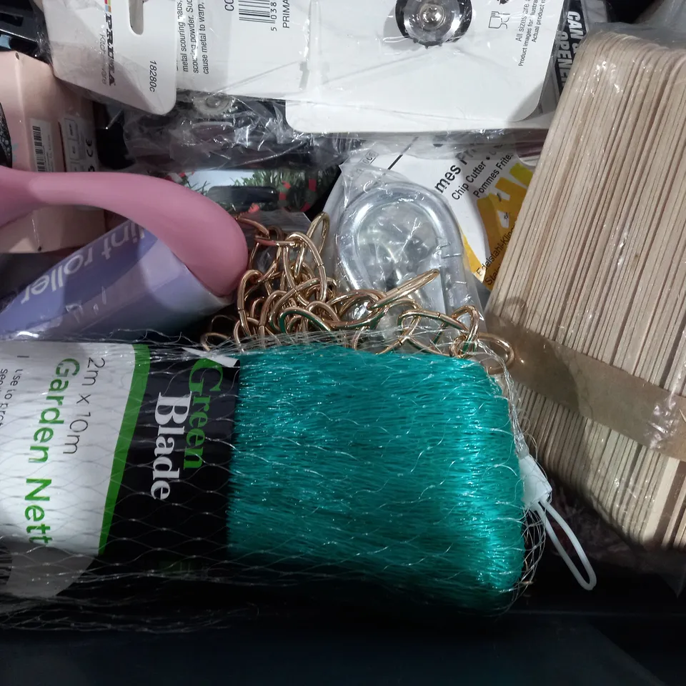 BOX OF APPROXIMATELY 10 ASSORTED ITEMS TO INCLUDE - FIX A ZIPPER - JUICE SQUEEZER - MULTIPURPOSE SILICONE SEALANT ECT 